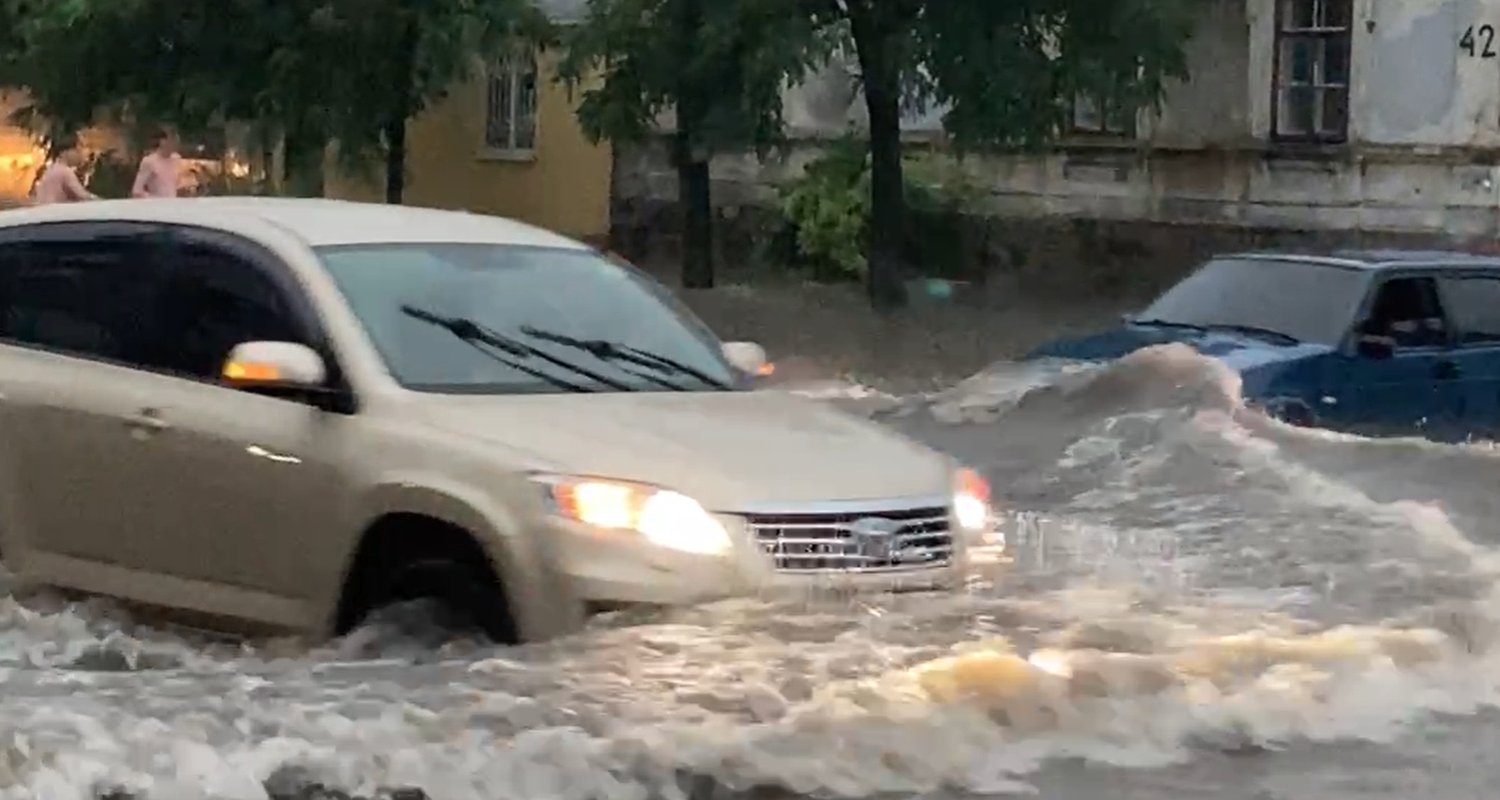 Потоп в центре Бердянска: отключения электроэнергии и поваленные деревья
