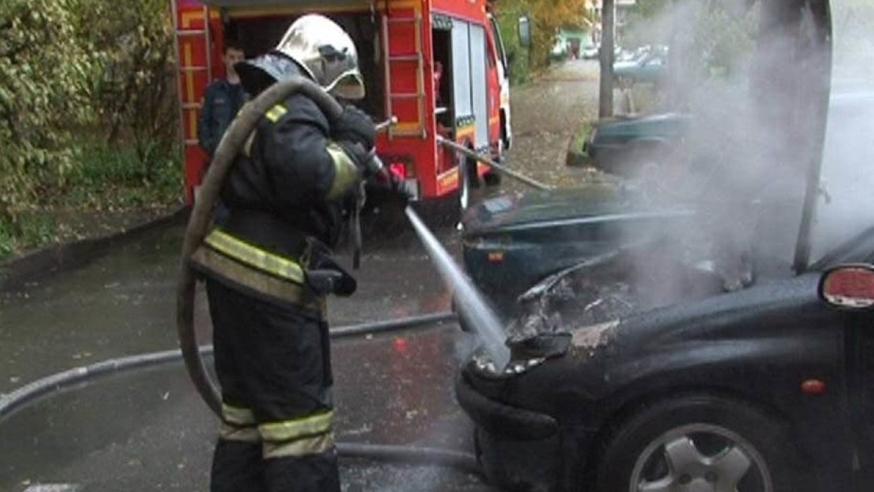 Автомобиль «Сааб» загорелся в Невском районе Петербурга