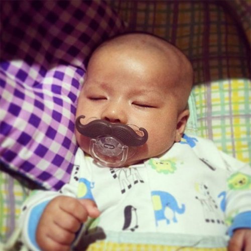 Смешные пустышки для младенцев набирают популярность в Instagram  funnypacifier