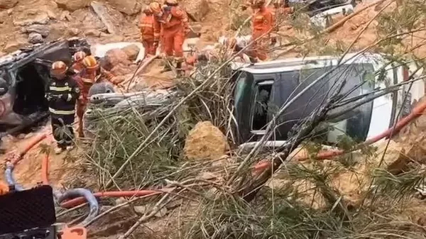 Ливни в Китае вызвали обрушение скоростной автомагистрали - есть многочисленные жертвы