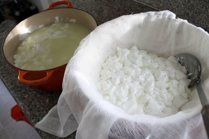Нехитрый способ, как приготовить сыр «Фета», вдвое доступнее и вкуснее магазинного блюда из молока,домашний сыр,кулинария