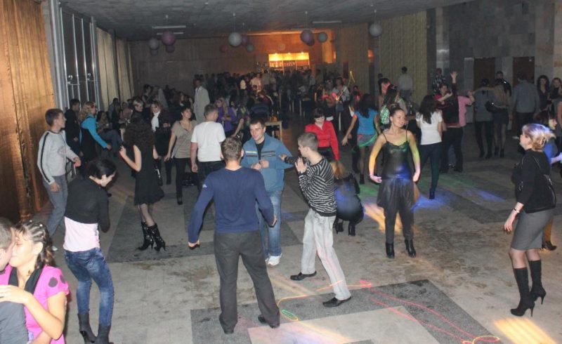 Деревенские дискотеки на рубеже столетий: стильно, весело и очень опасно Деревенские дискотеки на рубеже столетий: стильно, весело и очень опасно