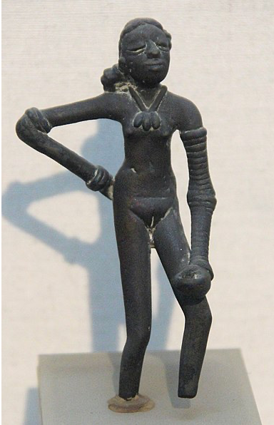 Танцующая девушка. Артефакт хараппской цивилизации. Фото взято с сайта: https://en.wikipedia.org/wiki/File:Rakhaldas_Bandyopadhyay.jpg