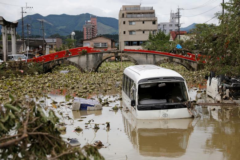 Проливной дождь превращает японские улицы в реки