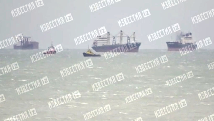 Загоревшийся в Черном море танкер Almuntazah попал на видео