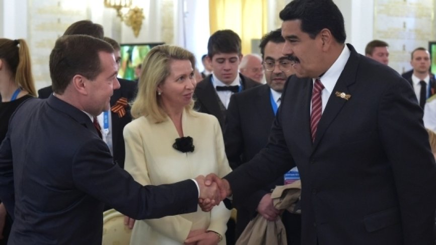Медведев назвал события в Венесуэле квазипереворотом, который поддержали по команде