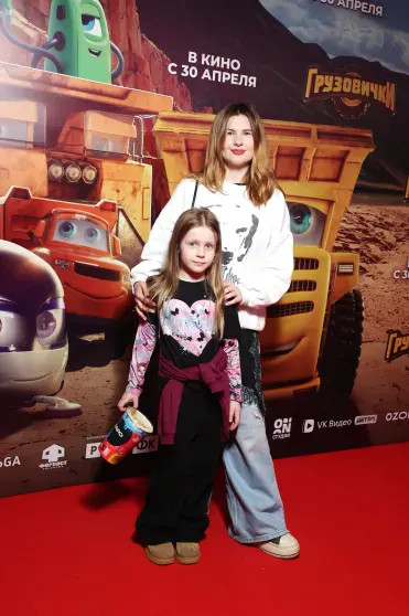 Агата Муцениеце с мужем Петром Дрангой и Фёдор Бондарчук с сыном (после новости о разводе) на премьере мультфильма 