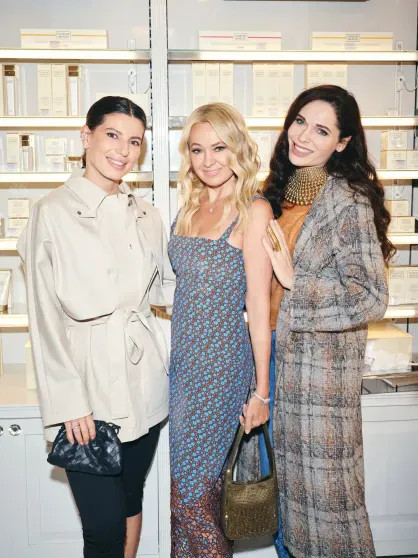 Полина Аскери, гендиректор ГУМа Теймураз Гугуберидзе и Константин Андрикопулос на открытии бьюти-корнера Яны Рудковской: новые фото Рудковская, Шелягова, РудковскаяЕкатерина, Полина, Екатерина, Андрикопулос, Лисовец, супругой, Сабуренкова, Ольгой, Барановская, Медведева, РудковскаяВиктория, Алексеева, Полетаева, посетили, Достман, бренда, Филин, Ермак