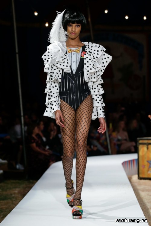 Moschino Круизная коллекция 2019 Moschino Круизная коллекция 2019