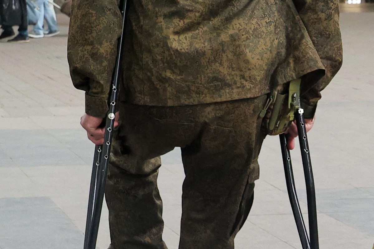 В российском городе раненого бойца СВО пришлось носить на руках