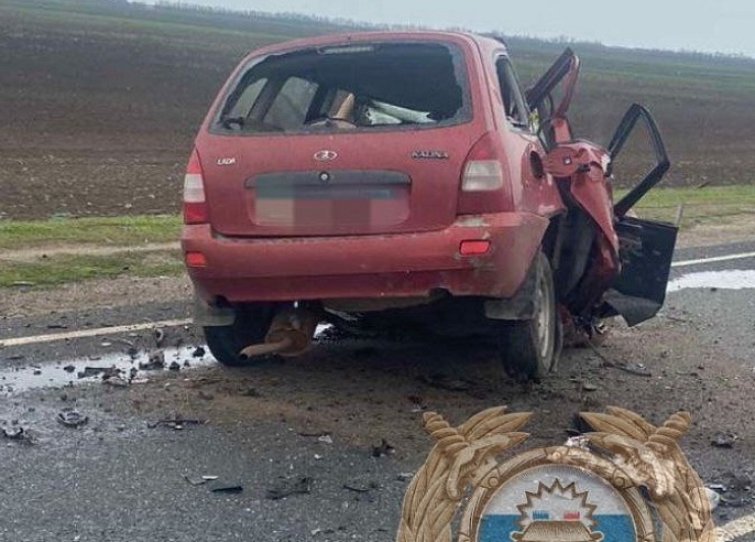 Водитель «Калины» погиб и два человека пострадали в ДТП под Саратовом
