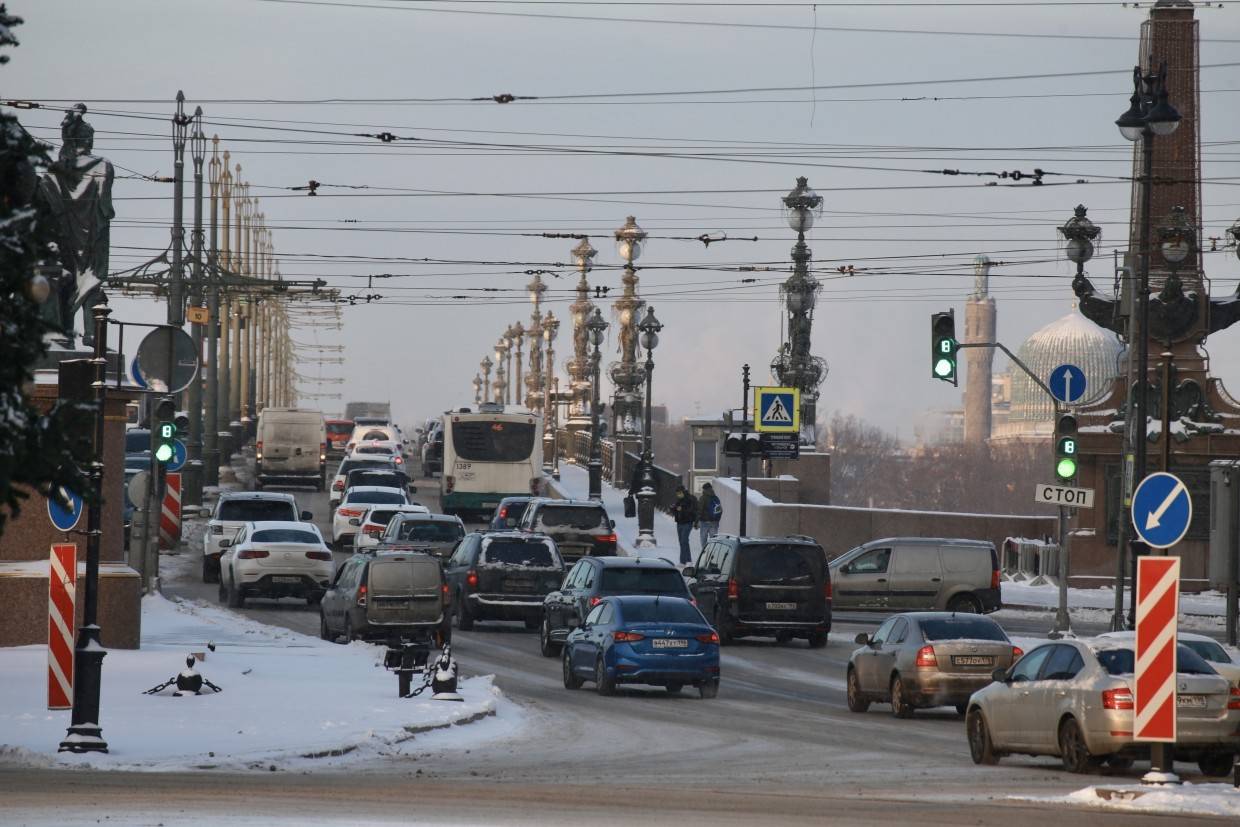Петербургские автомобилисты встали в многокилометровые пробки из-за неубранного снега
