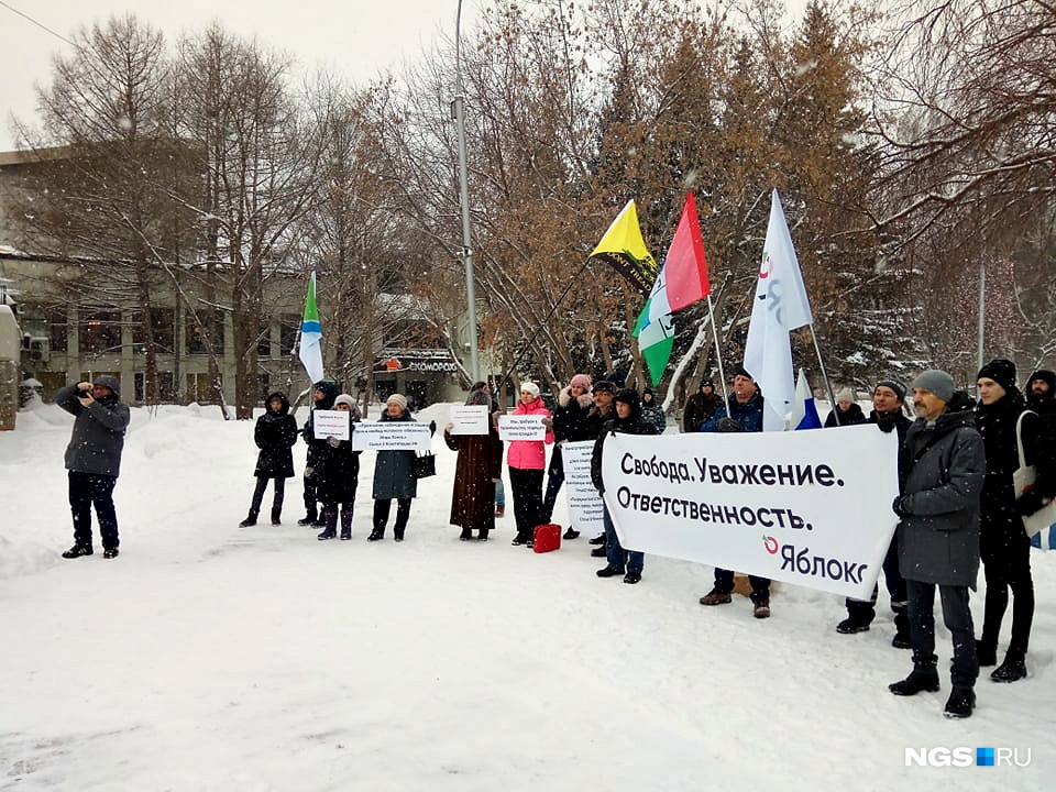 Полиция в нарымском сквере. Митинг НСО. Акция протеста в Нарымском сквере Новосибирск. Памятники в Нарымском сквере Новосибирск.