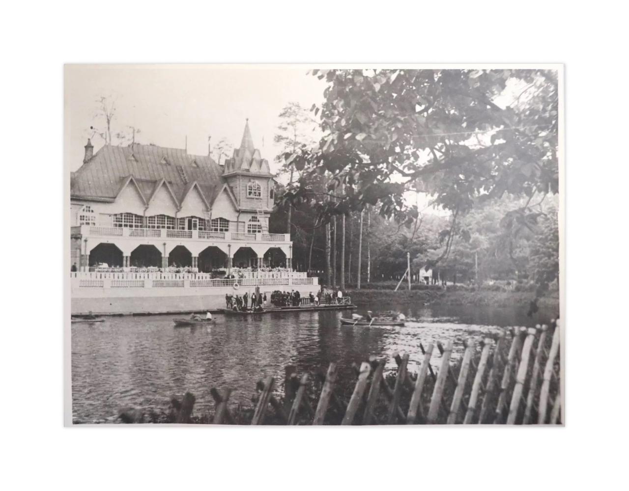 Ресторан &laquo;Олень&raquo; у Оленьего пруда в парке&nbsp;Сокольники, 1931. Фотография из архива музея-заповедника &laquo;Горки Ленинские&raquo;