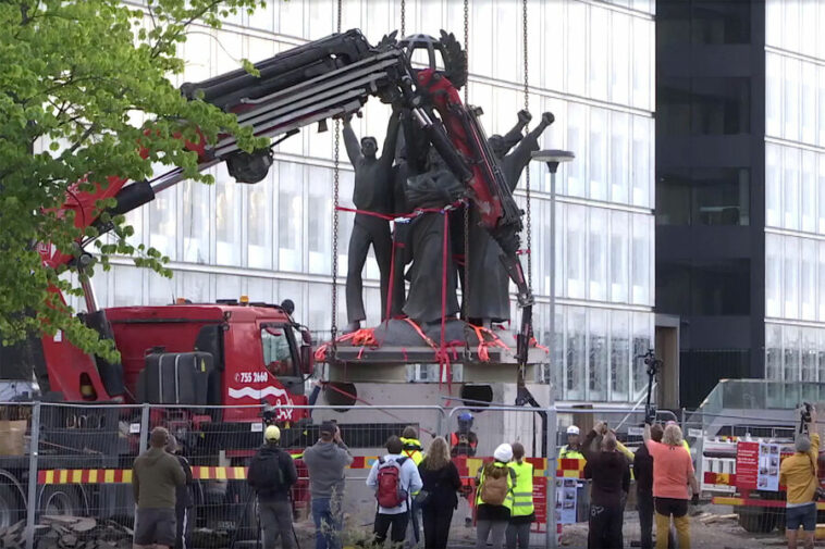 Тротуар вместо «Мира во всем мире»: в Хельсинки демонтировали скульптуру из СССР