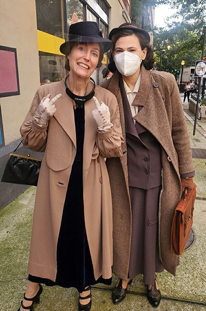 Off-duty: Джиллиан Андерсон на съемках сериала "Первая леди" Кино