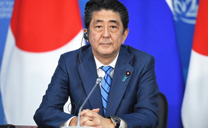 На фото: премьер-министр Японии Синдзо Абэ