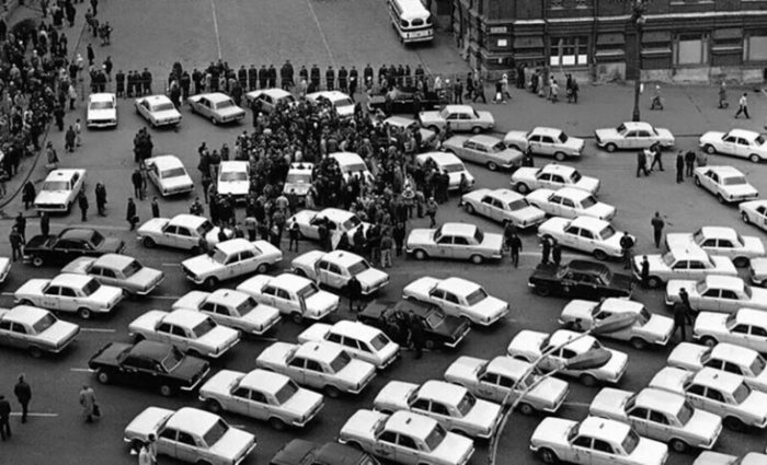 Подборка ретро-фотографий из 90-х Россия, 1990е, Москва, Москве, 1990х, денег, Очередь, деньги, рынке, прохожему», «случайному, выпадал, подставного, предлагали, больше, Акция, мелочей, подставному, билет, точно