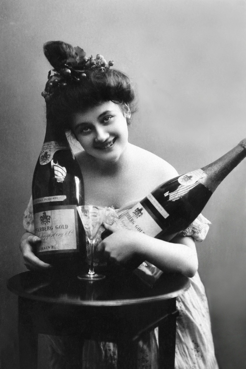Девушка с шампанским ретро
