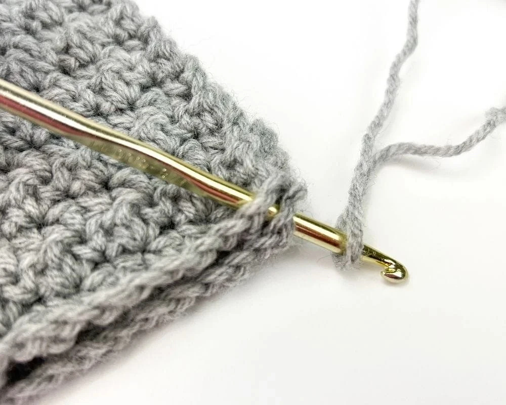 Подушка крючком: схема и описание двух простых и красивых вариантов вязание,мастер-класс