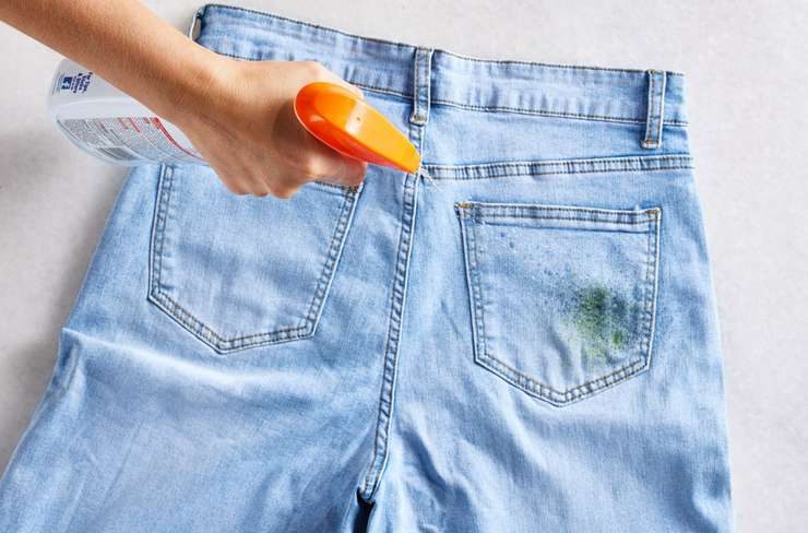 Как быстро отстирать пятна, которые не берет обычная стирка