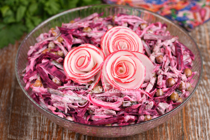 В этих салатах прекрасное сочетание продуктов. Они получаются вкусными, сочными, сытными и отлично подходят для праздничного стола. Один из них у меня всегда есть на праздничном столе.-14