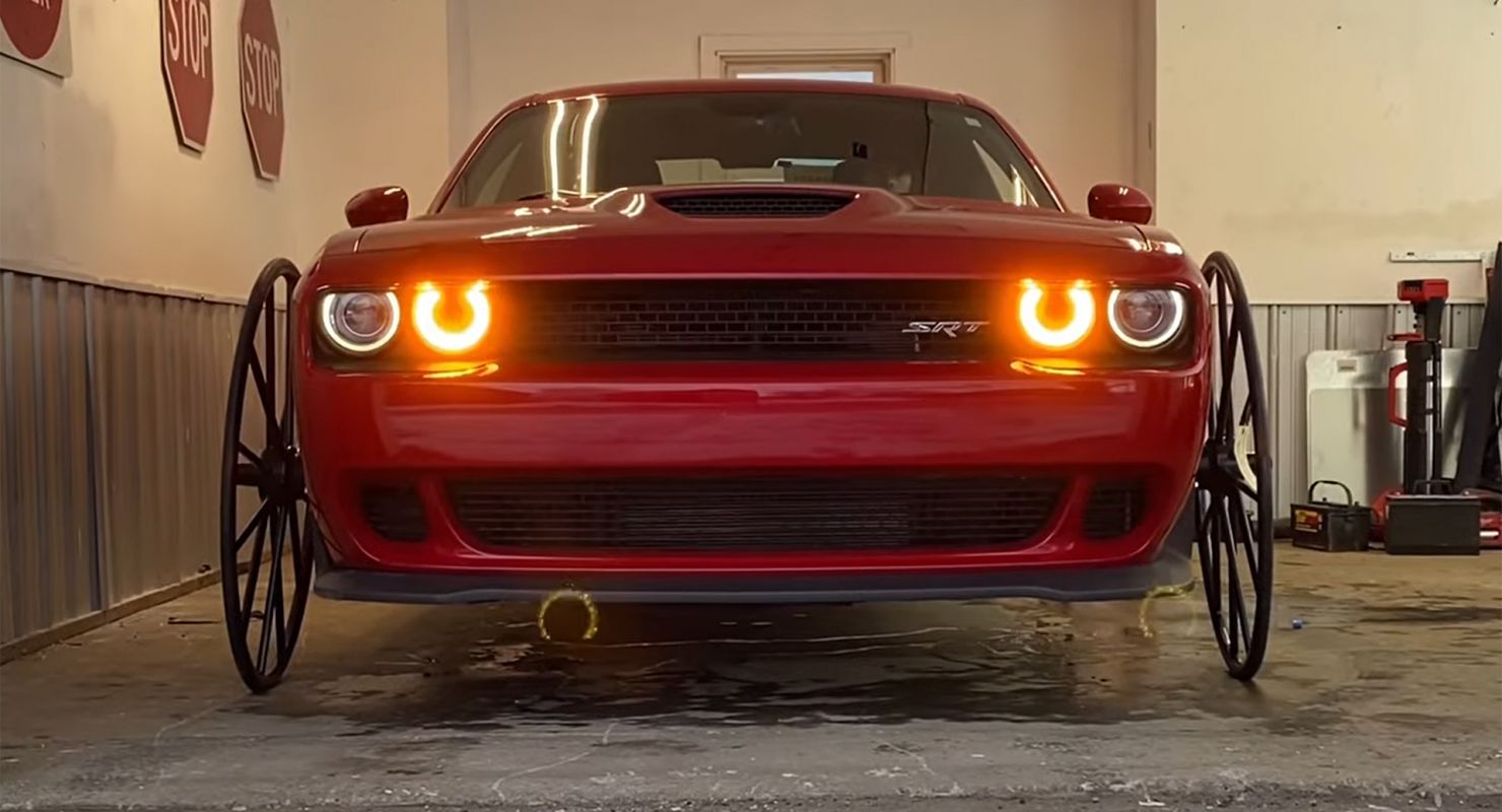 Авто Dodge Challenger Hellcat получило колеса от повозки для лошадей