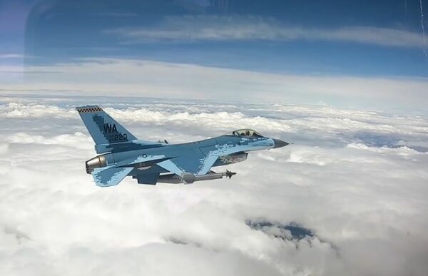 Зачем американцы перекрашивают свои самолеты в расцветку Су-57?