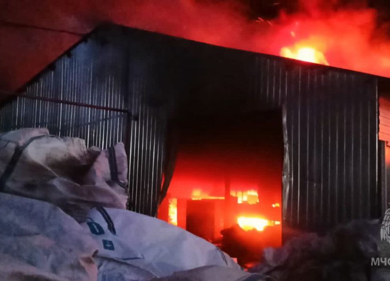 Два часа огнеборцы тушили ночной пожар в центре Великого Новгорода