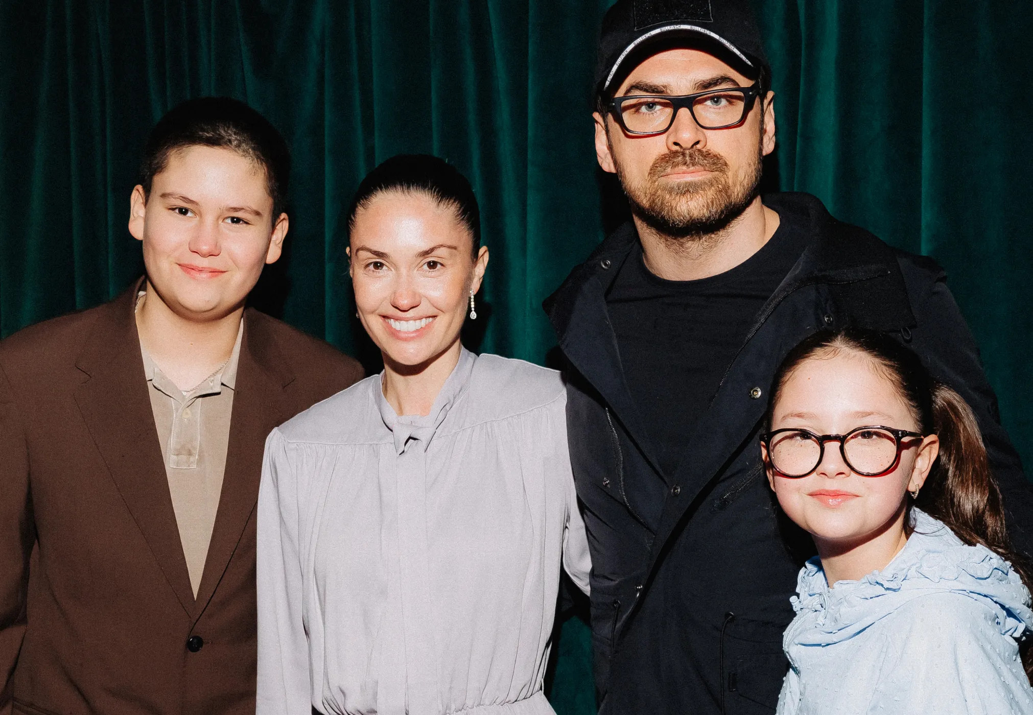 Агата Муцениеце с мужем Петром Дрангой и Фёдор Бондарчук с сыном  на премьере мультфильма "Грузовички"