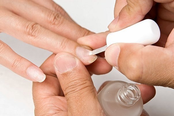 Нанесение базового покрытия на ногти