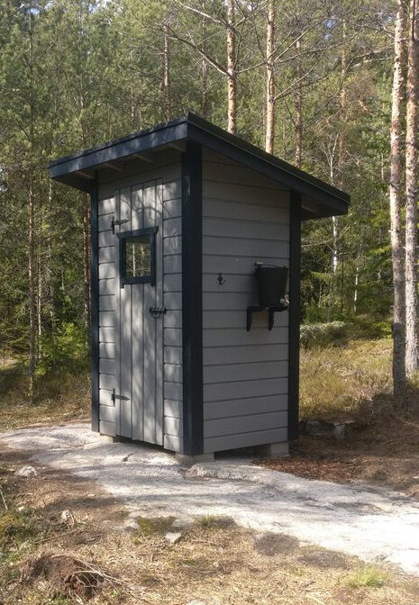 Туалет земного притяжения, домик неизвестного архитектора, Мэ и Жо, строго на север порядка пятидесяти метров — как только не называют уличные туалеты.-2-8