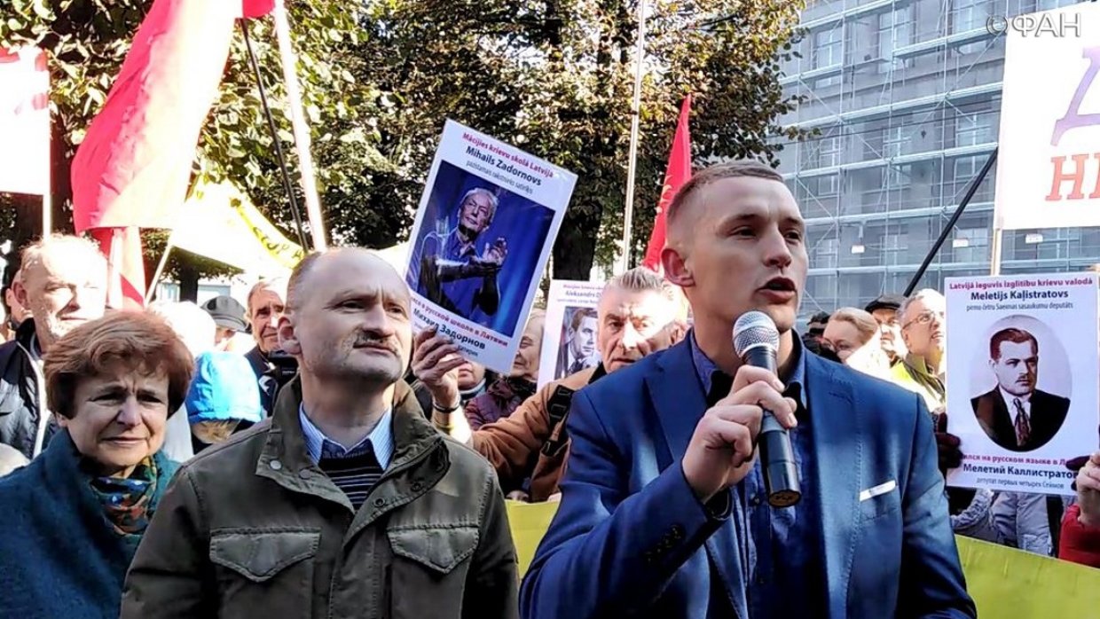 Член правления РСЛ Андрей Пагор выступает на митинге в Риге 5 октября 2019. Федеральное агентство новостей/Карен Маркарян