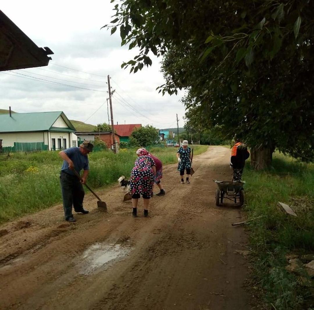 Местные власти уверяют, что сельская дорога ремонтировалась в 2015 году. Фото: Гульнур Янкина 