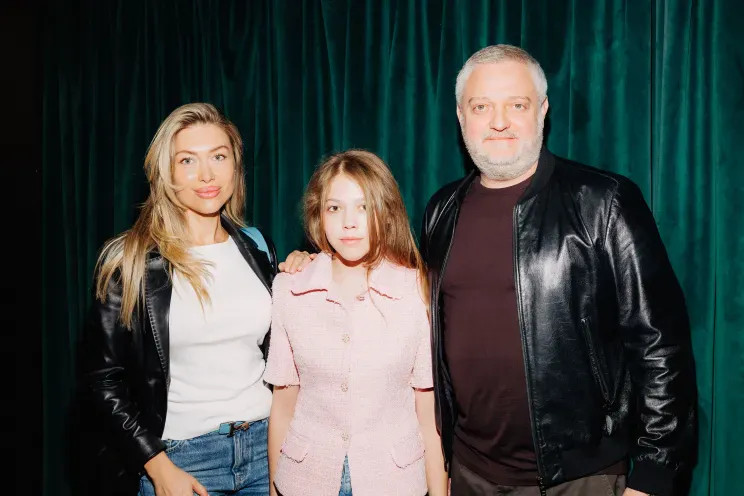 Агата Муцениеце с мужем Петром Дрангой и Фёдор Бондарчук с сыном (после новости о разводе) на премьере мультфильма 