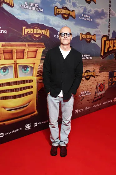 Агата Муцениеце с мужем Петром Дрангой и Фёдор Бондарчук с сыном (после новости о разводе) на премьере мультфильма 