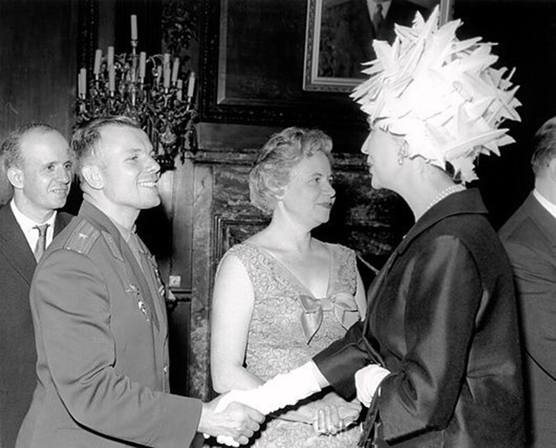 Гагарин с королевой Англии