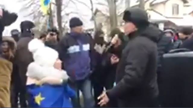 Видео: сторонники Саакашвили требуют отставки Порошенко возле его дома