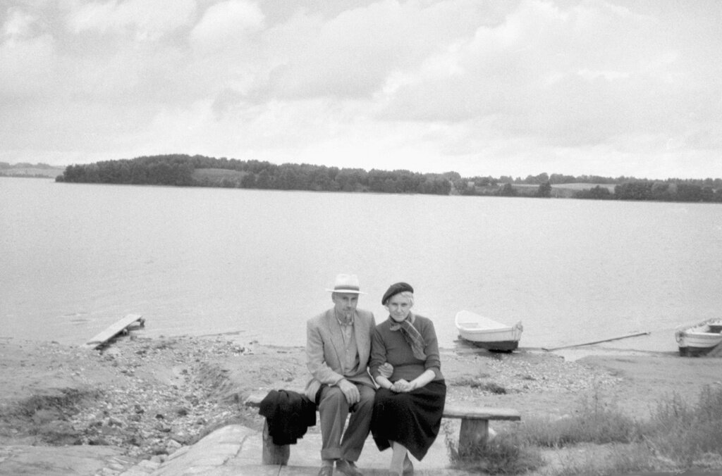Двое на берегу озера Зарасас
Неизвестный автор, 1 июня 1960 - 30 августа 1960 года, Литовская ССР, г. Зарасай, из архива Владимира Александровича Карлова.