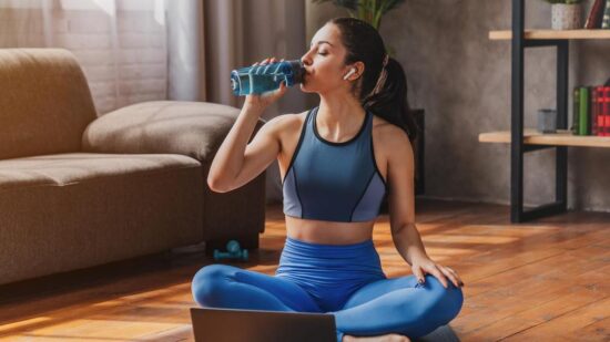 Без спортзала и тренажеров: как с удовольствием делать кардио дома — 5 упражнений от тренера