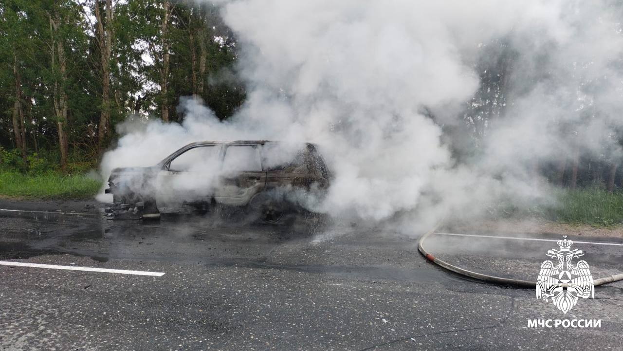 На трассе в Тверской области потушили загоревшийся автомобиль
