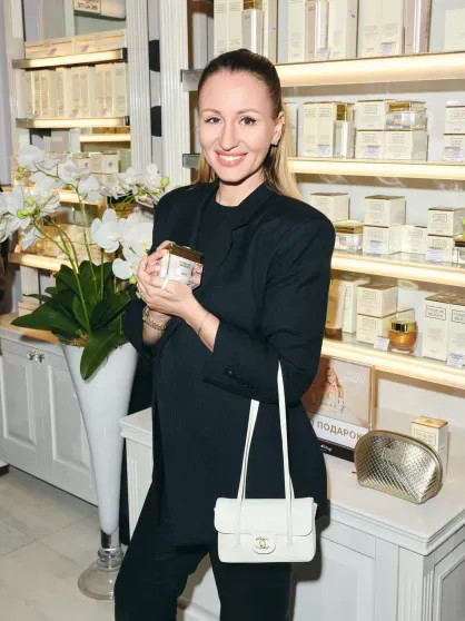 Полина Аскери, гендиректор ГУМа Теймураз Гугуберидзе и Константин Андрикопулос на открытии бьюти-корнера Яны Рудковской: новые фото Рудковская, Шелягова, РудковскаяЕкатерина, Полина, Екатерина, Андрикопулос, Лисовец, супругой, Сабуренкова, Ольгой, Барановская, Медведева, РудковскаяВиктория, Алексеева, Полетаева, посетили, Достман, бренда, Филин, Ермак