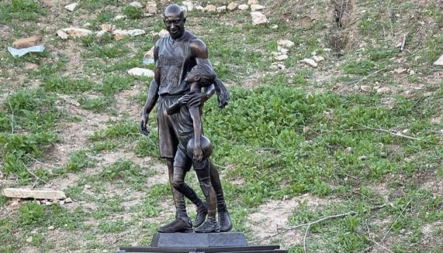 В Калифорнии установили памятник погибшему Коби Брайанту и его дочери Джианне