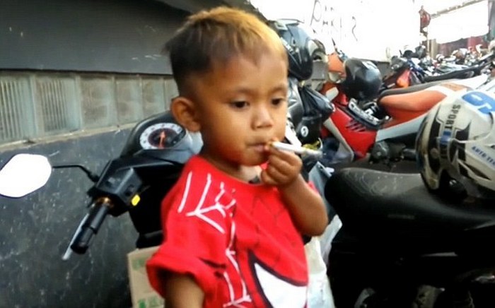 Мать успокаивает двухлетнего сына сигаретами
