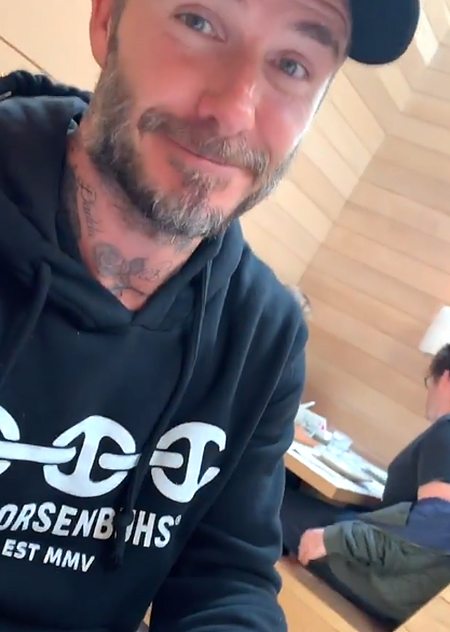 Мороженое с пожеланиями и кукла от Харпер: как Виктория Бекхэм отпраздновала свое 45-летие Мороженое с пожеланиями и кукла от Харпер: как Виктория Бекхэм отпраздновала свое 45-летие Звезды,Новости о звездах