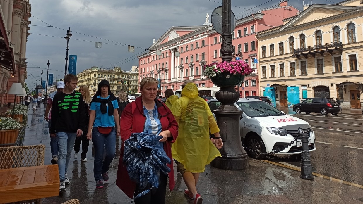 Когда закончится дождь спб сегодня по часам. Жители СПБ. Местные жители СПБ. Стиль одежды в Питере весной. Когда закончится дождь сегодня в Санкт-Петербурге.