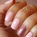 Маникюр в нежно-розовом цвете с выделением блёстками безымянного пальца