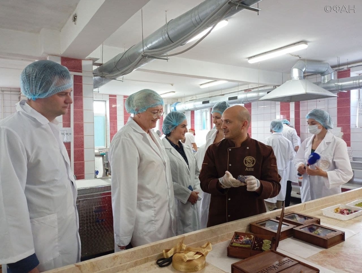 В Крыму показали, как делают пахлаву и конфеты на фабрике сладостей под Симферополем