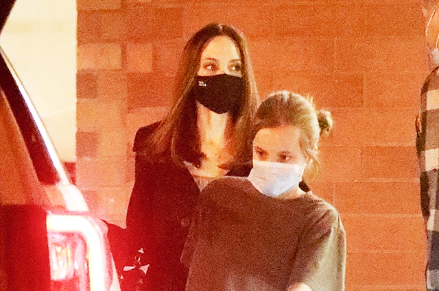 Анджелина Джоли с дочерью Вивьен на шопинге в Лос-Анджелесе: новые фото