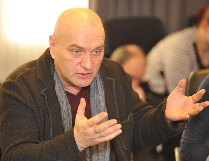 «Дорогие – нет»: Александр Балуев заявил, что не готов тратить большие деньги на подарки к 8 Марта